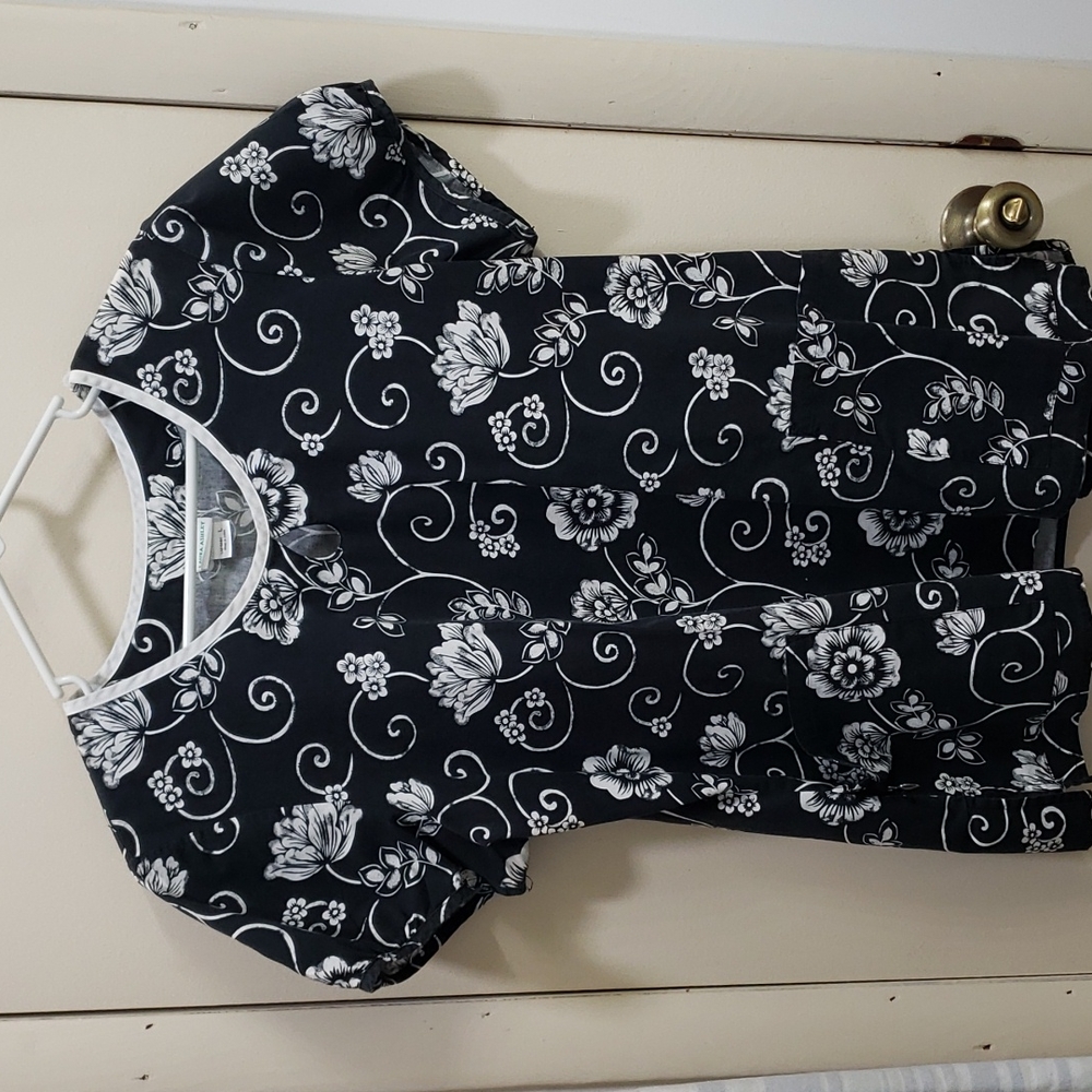 Large Laura Ashley Scrub Top. SO CUTE!